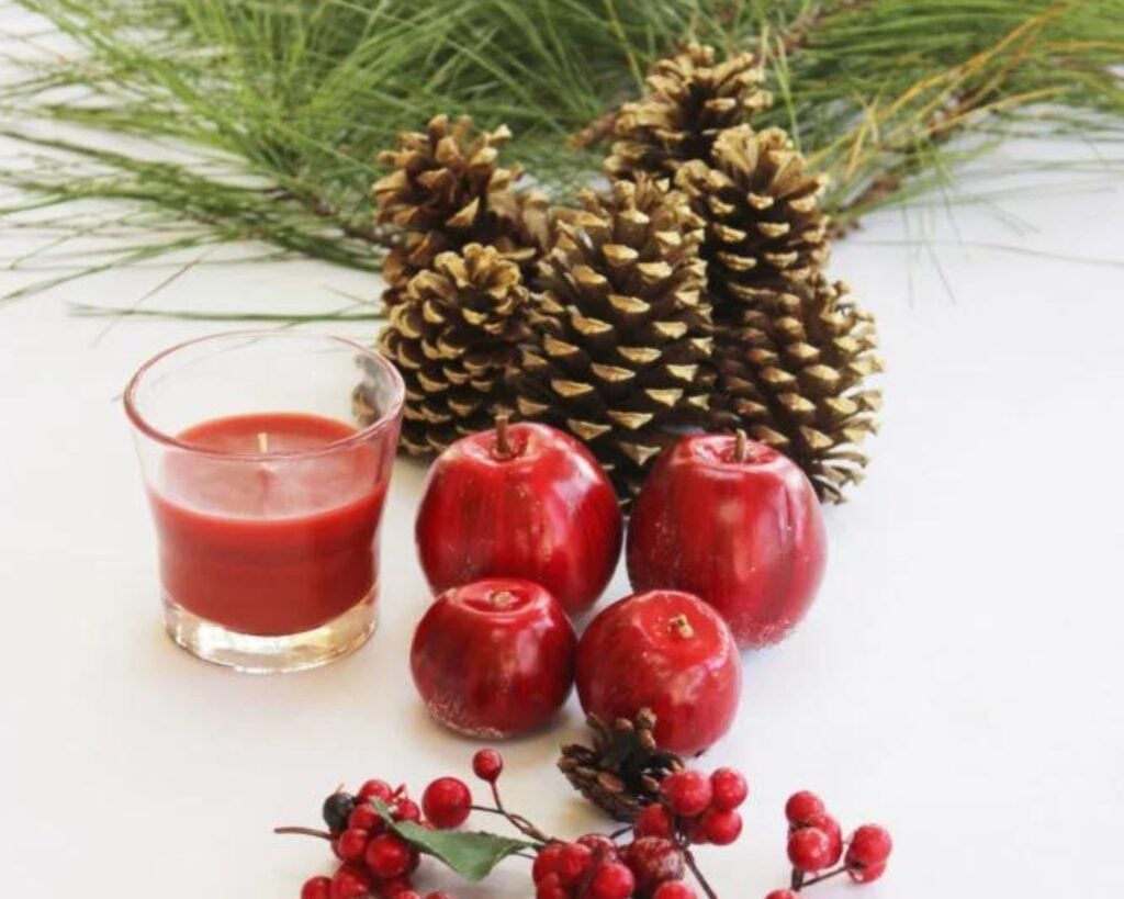 pine cones, apples, berries, candles and pine clippings: scented Christmas garland