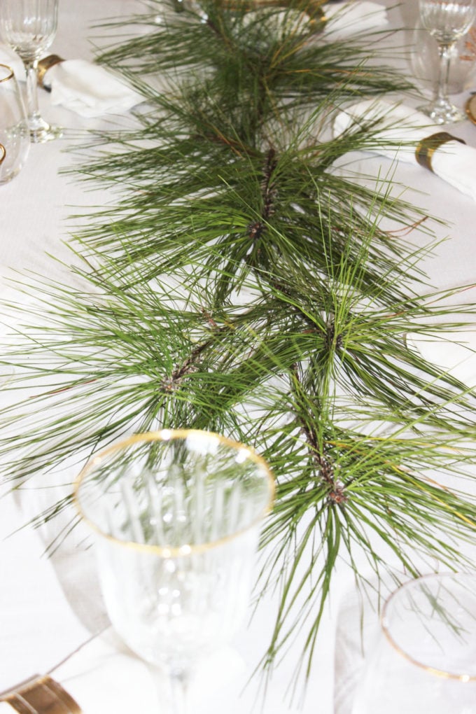 pine clipping in the center of the table: scented Christmas garland
