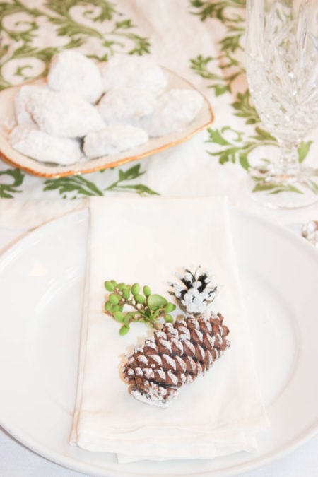 Create a Simple and Naturally Festive Holiday Table Setting